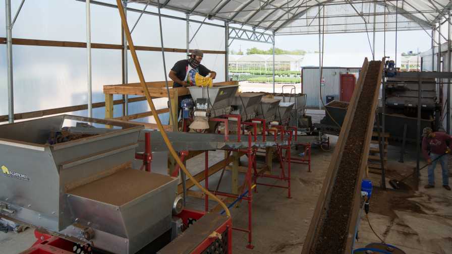 Máy trộn đất tại Green Lake Nursery